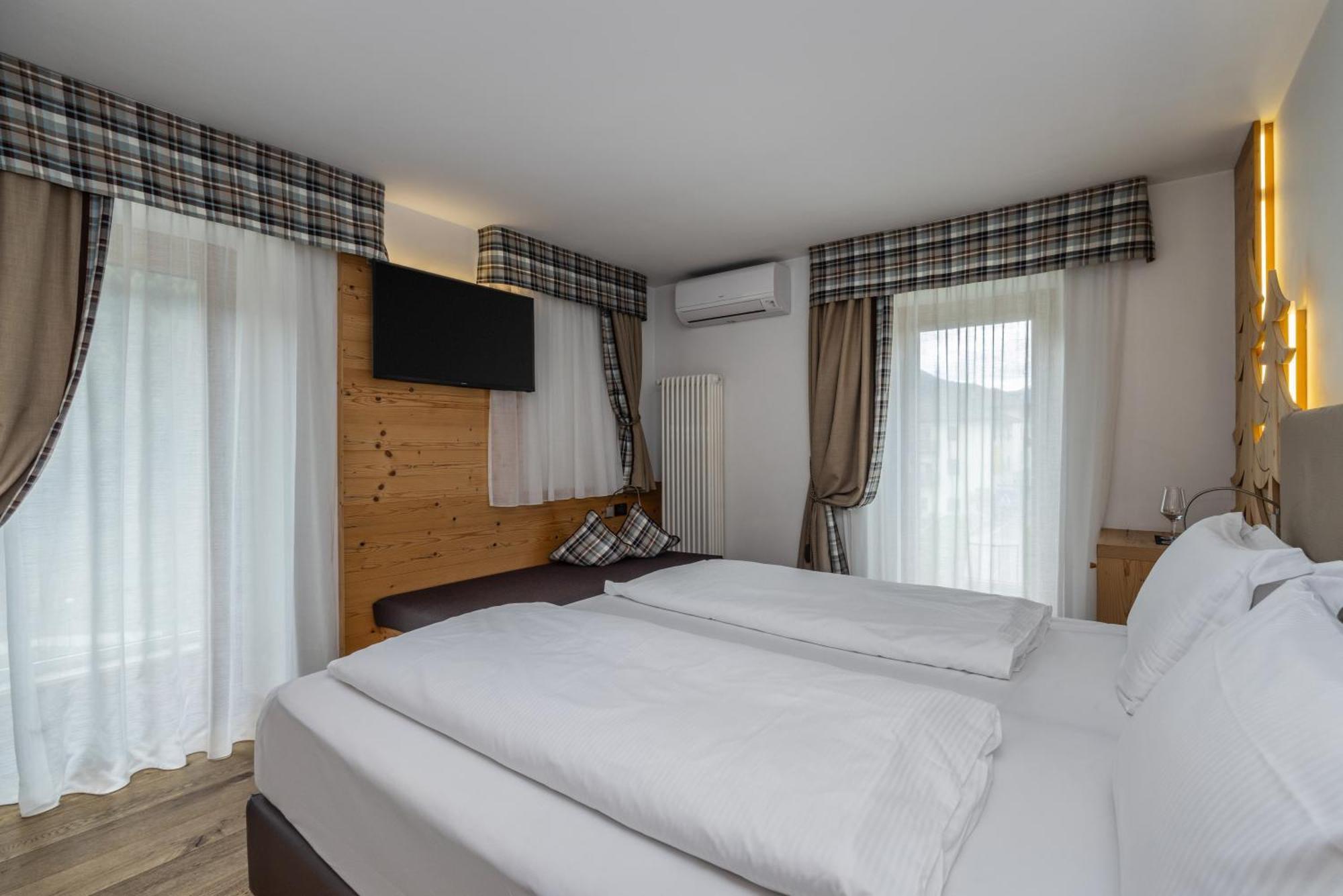 Hotel Ravelli Luxury Spa Медзана Екстериор снимка